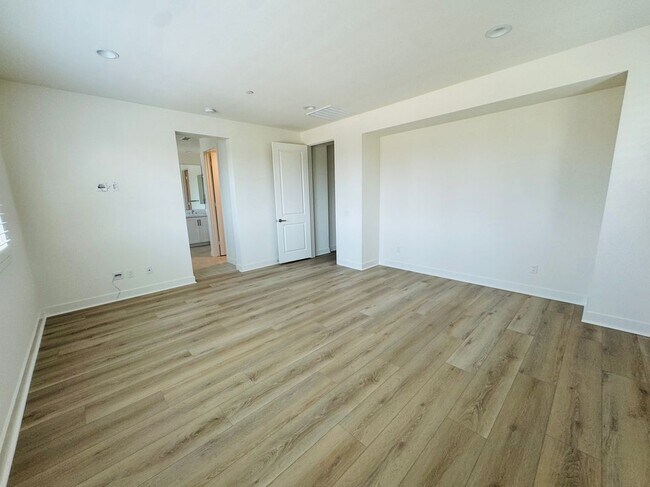 Building Photo - 8631 Mission Villa Dr