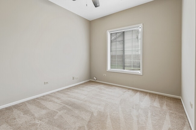 Building Photo - 1665 Commodore Ct