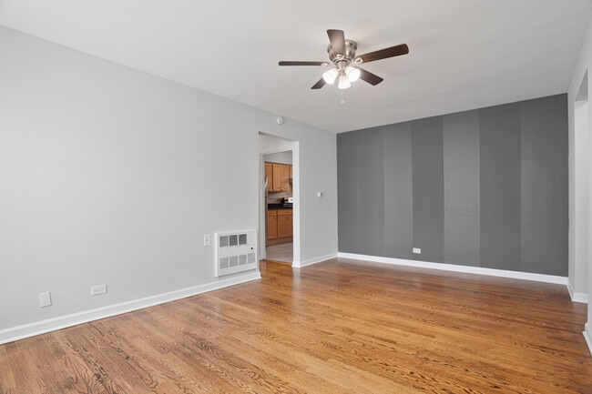Building Photo - 7638 N Eastlake Terrace
