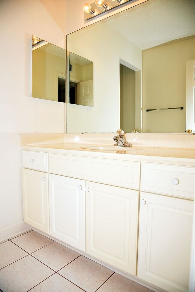 Building Photo - 4 bedroom in Parkwood Estates!