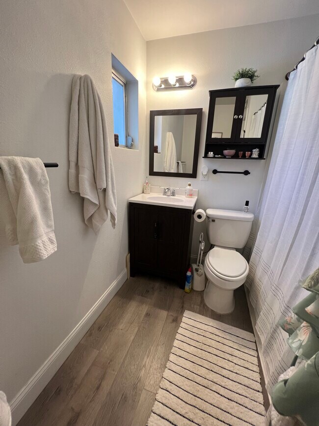 Building Photo - 320 Lakeview St