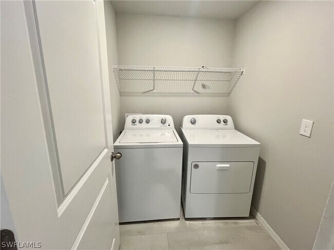 Building Photo - 5029 S Rosebud Cir