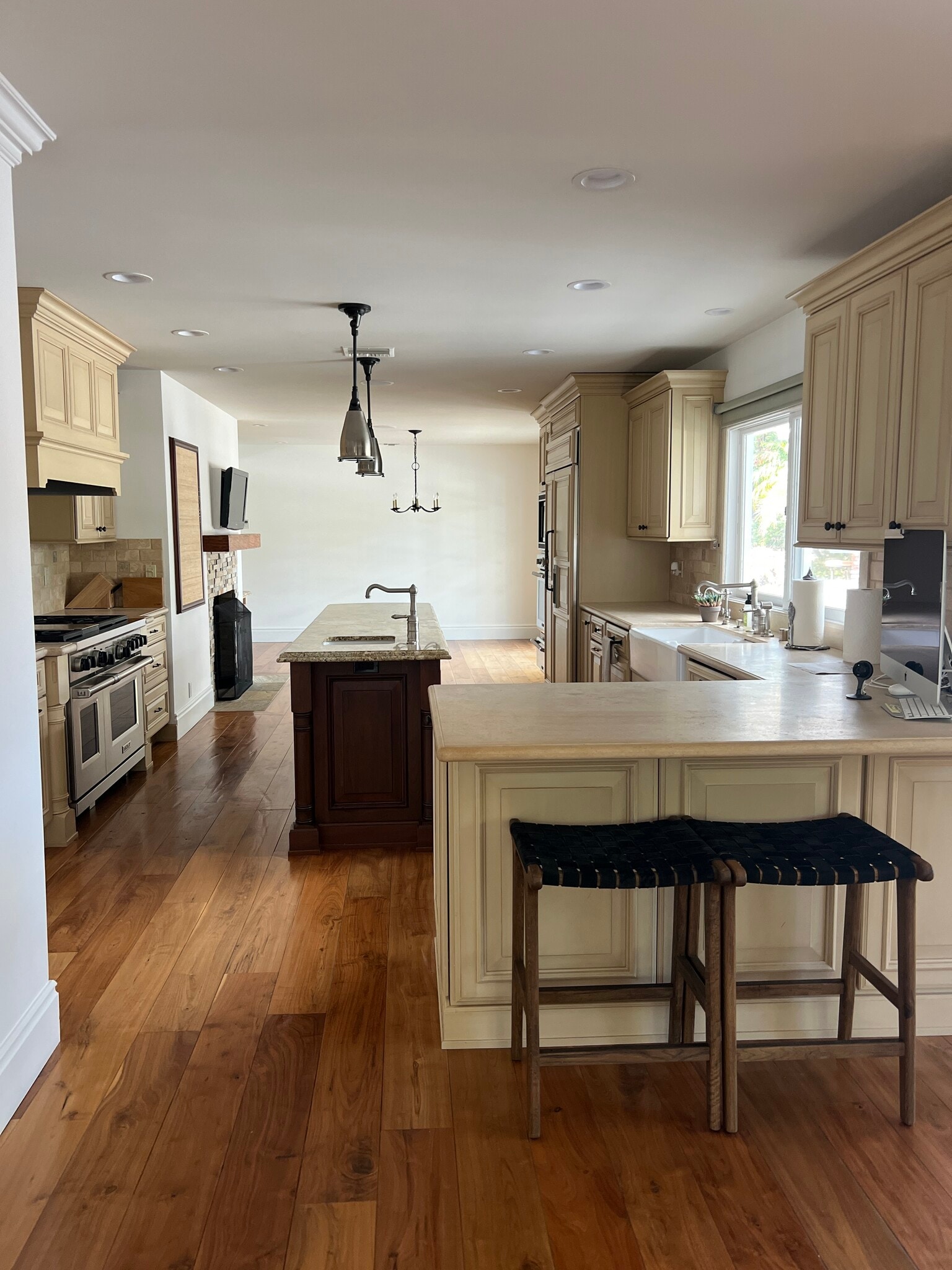 Kitchen and counter bar area - 4703 Ferncreek Dr