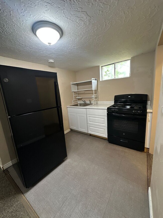 Building Photo - Charming basement apartment