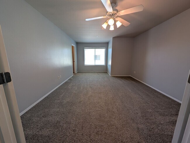 Building Photo - 4 Bedroom, 2.5 Bath DuPont Home!