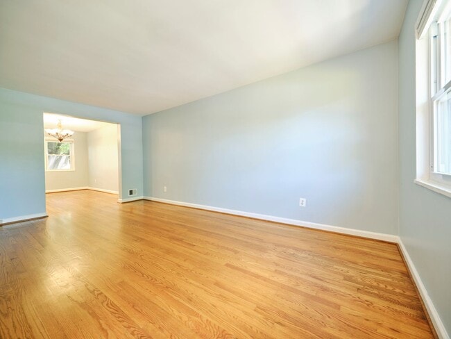 Building Photo - Charming and private 3BR, 2FB home located...