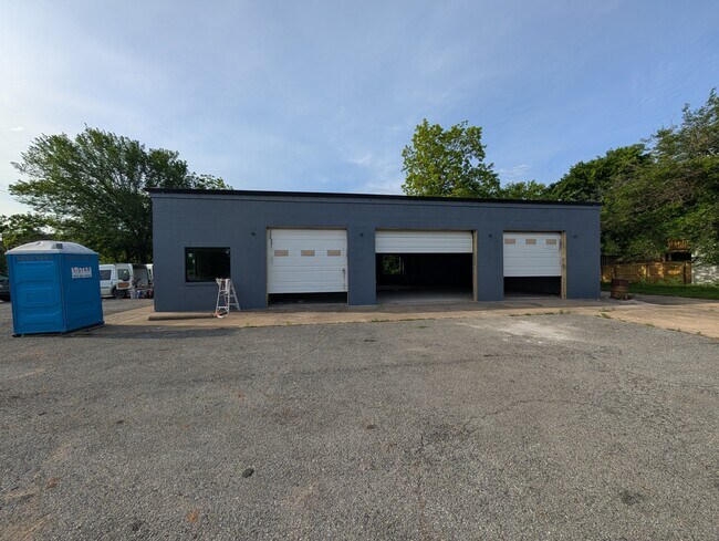 Building Photo - 430 E Brockett St
