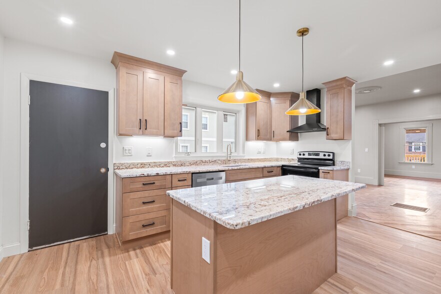 Building Photo - 62 Locust St