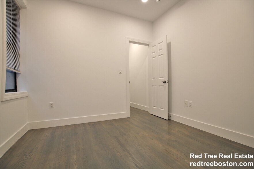 Building Photo - 24 Phillips St