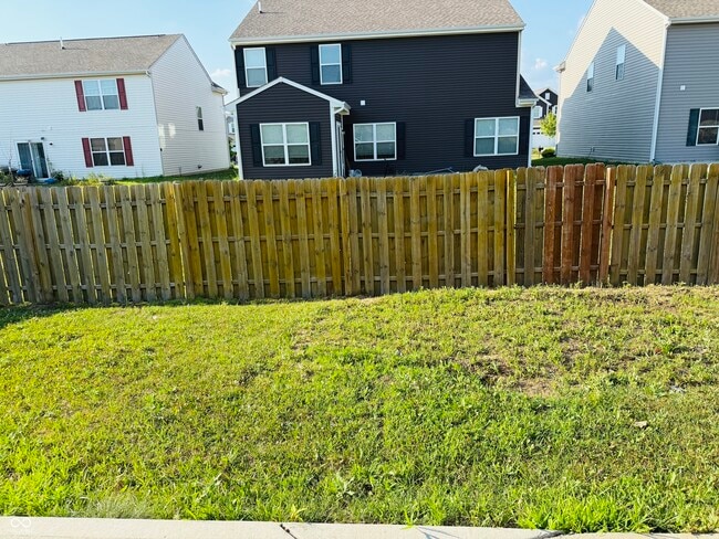 Building Photo - 822 Blue Ash Trail