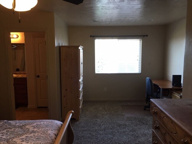 Building Photo - Roomy townhome