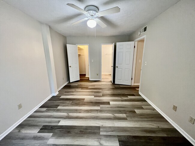 Building Photo - 427 6th Ave W