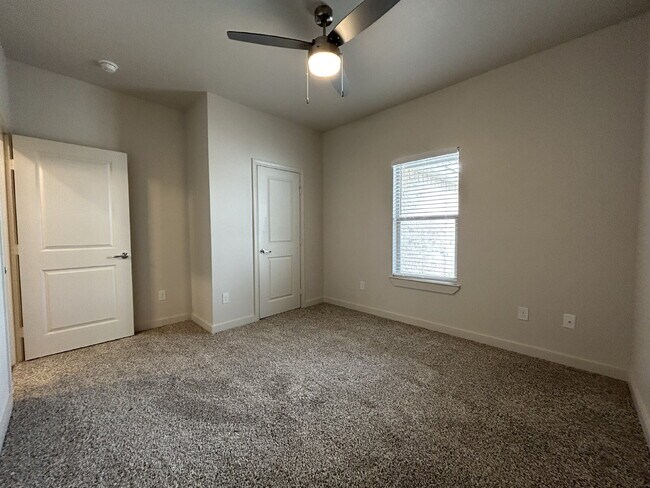 Building Photo - Gorgeous Duplex in Frenship East!