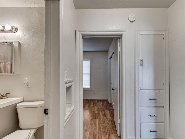 Building Photo - 1229 Meta Ave