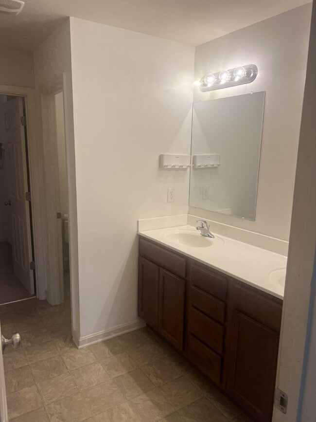Building Photo - Spacious End-Unit Townhouse with 3 Beds, 3...