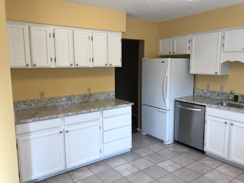 Building Photo - 4114 Bush Lake Dr