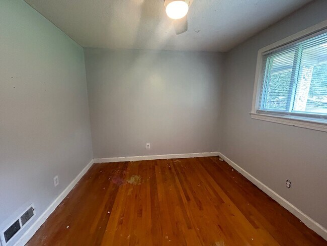 Building Photo - 1614 Sandra Dr