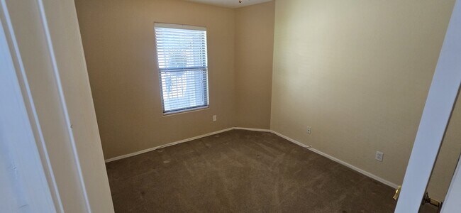 Building Photo - 1241 E Elm Rd
