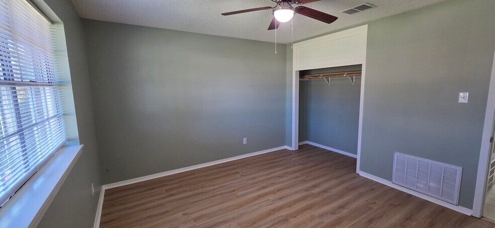 Building Photo - 2114 Ray Ave