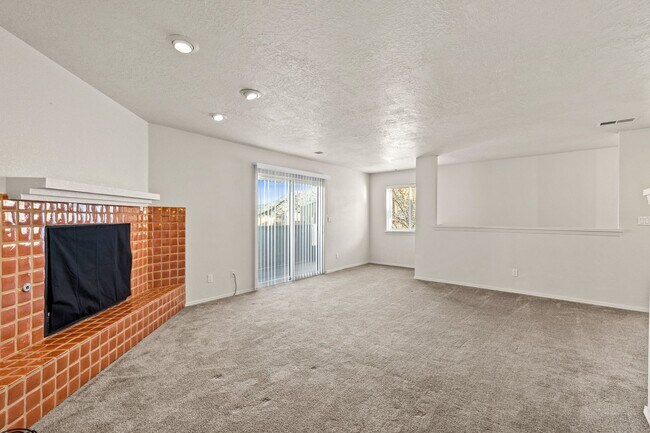 Building Photo - 2900 Vista Del Rey NE