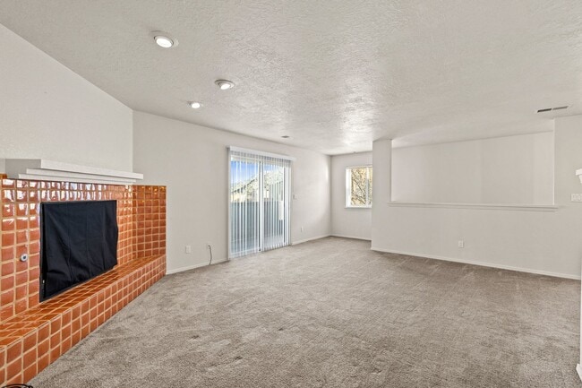 Building Photo - Foot Hills ! 2 bed/2 Bath home boasts beautiful views of the Mountains and the Lights of Albuquer...