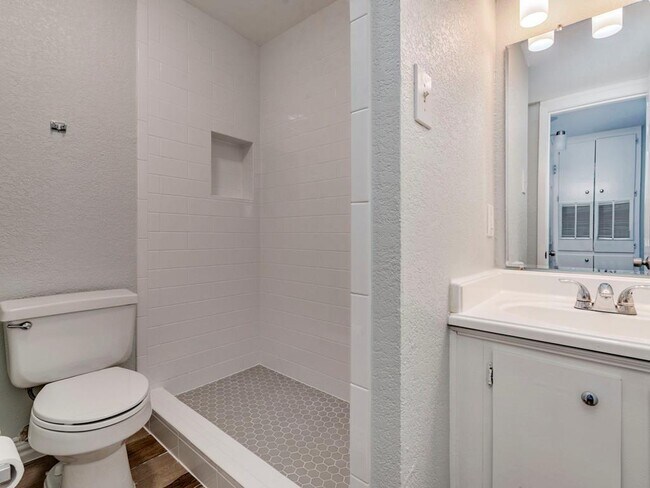 Building Photo - 2124 Burton Dr