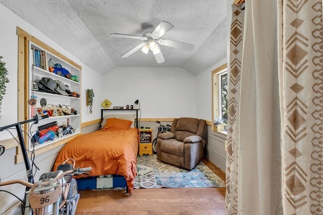 Building Photo - 3 bd 2 ba country cabin close to town