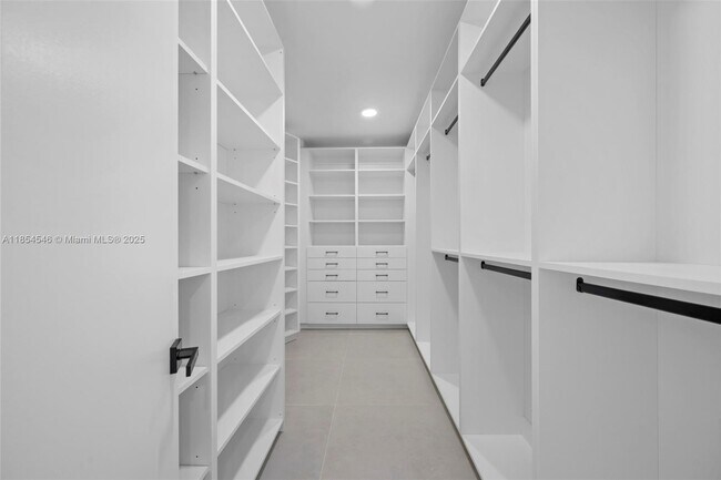 Building Photo - 20281 E Country Club Dr