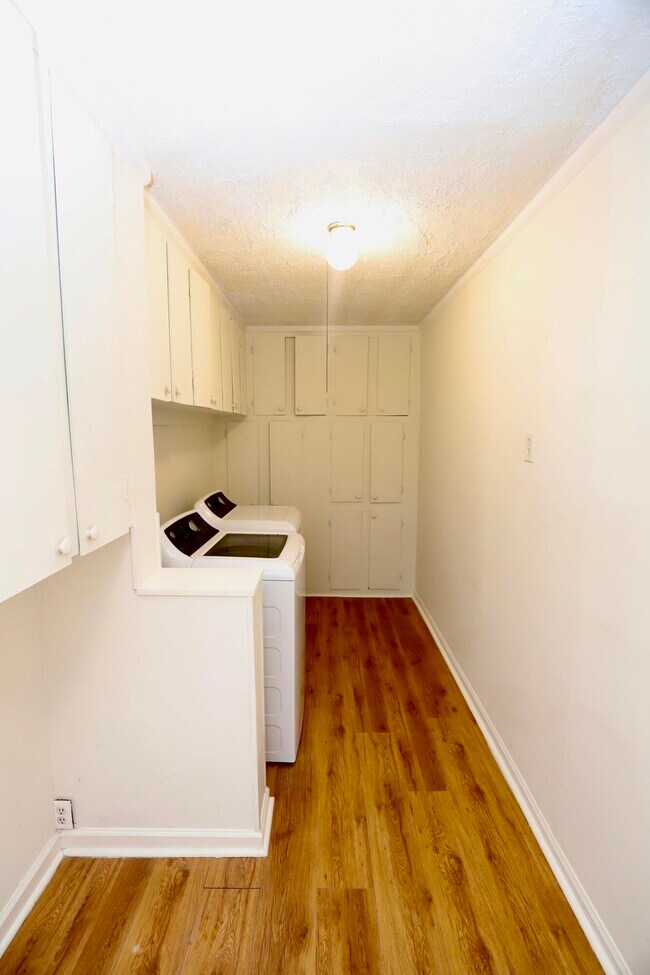 Building Photo - 1912 Dominion Dr