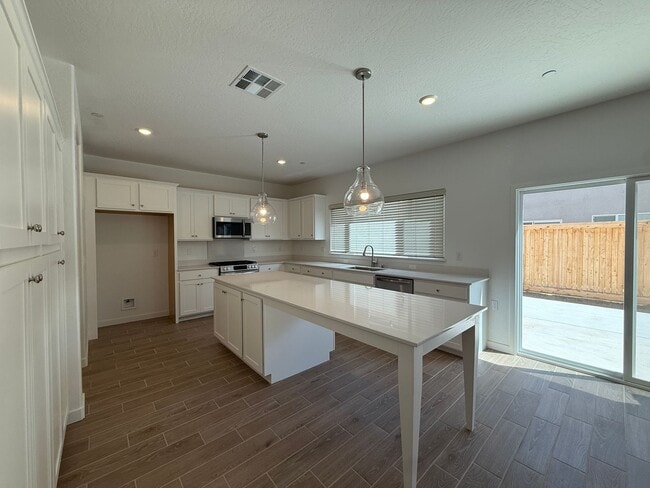 Building Photo - Brand new stunning 4-bedroom, 2.5-bathroom home in the desirable Clovis, CA
