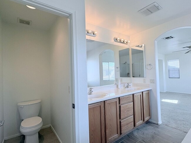 Building Photo - 4 bed/3bath in desirable Paseo Del Rio Community