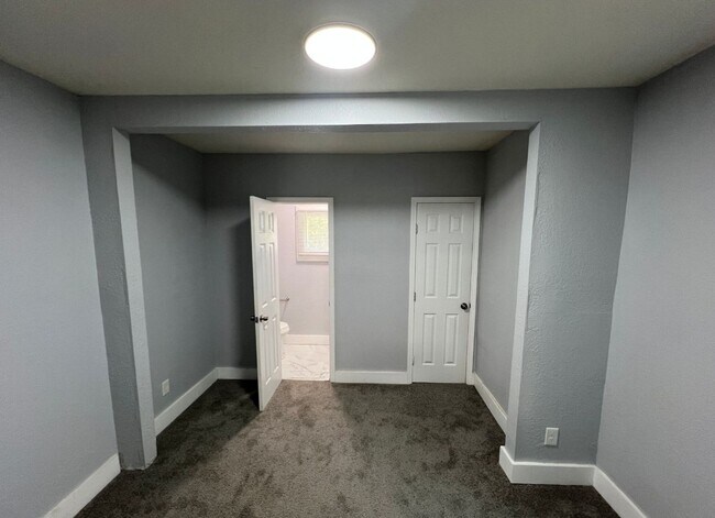 Building Photo - Spacious 5 Bed, 2.5 Bath in the heart of K...