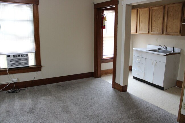Building Photo - House for rent! 2 kitchens 3 Baths! Close ...