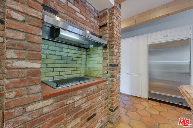 Building Photo - 630 Alta Dr