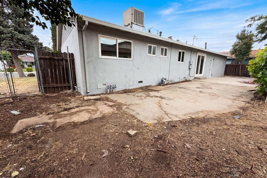 Building Photo - 648 Lewis Ave