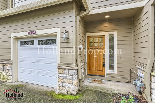 Building Photo - Bright & Spacious 3-Bedroom Townhome in a Prime Location!