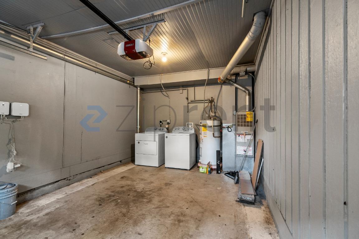 Building Photo - Unit B