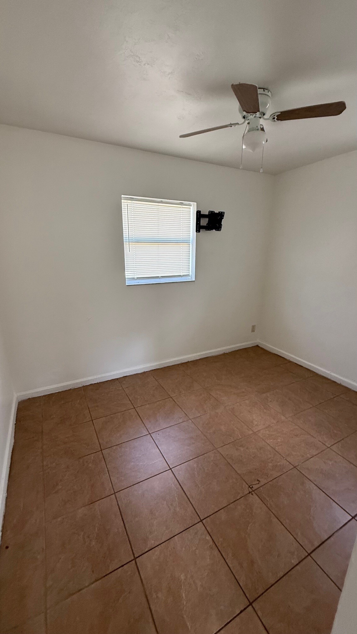 Building Photo - 1708 Lauderdale Manor Dr