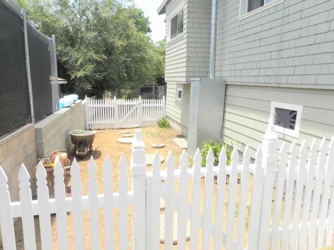 Building Photo - 324 Vista Pl