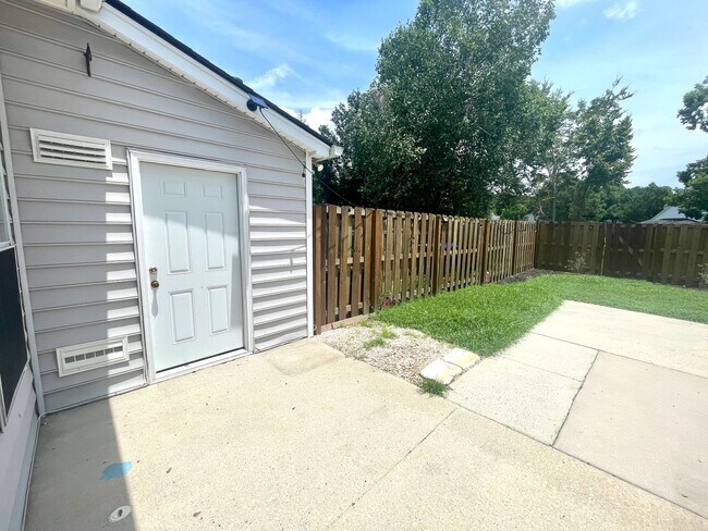 Building Photo - 3 Bedroom, 2 Bath Townhome in Park West of...