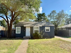 Building Photo - Steps from Beautiful  Park, Bonus Room & Central Lubbock Living!