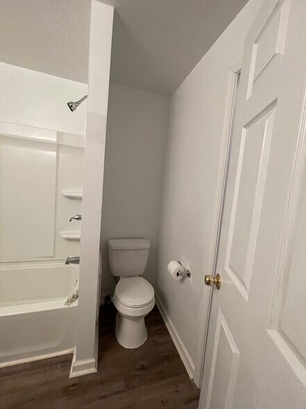 Main bathroom (main floor) - 9224 Robin Rd