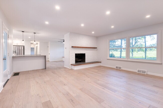 Building Photo - 1301 Hollingsworth Rd