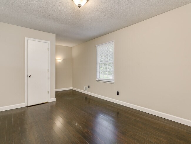 Building Photo - Spacious 3-Bed Home in District 6 with Pri...