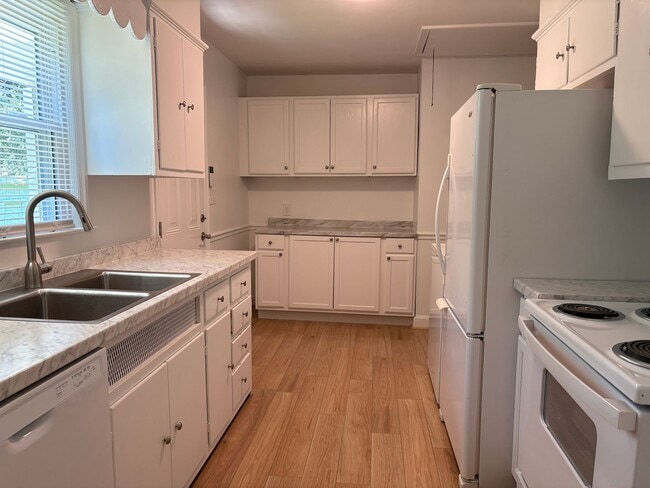 Building Photo - 3 Bedroom, 1 Bathroom House in High Point!