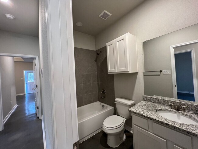 Building Photo - 926 Country Club Dr