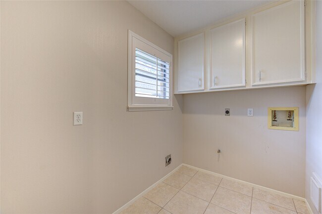 Building Photo - 11830 Oak Meadow Dr