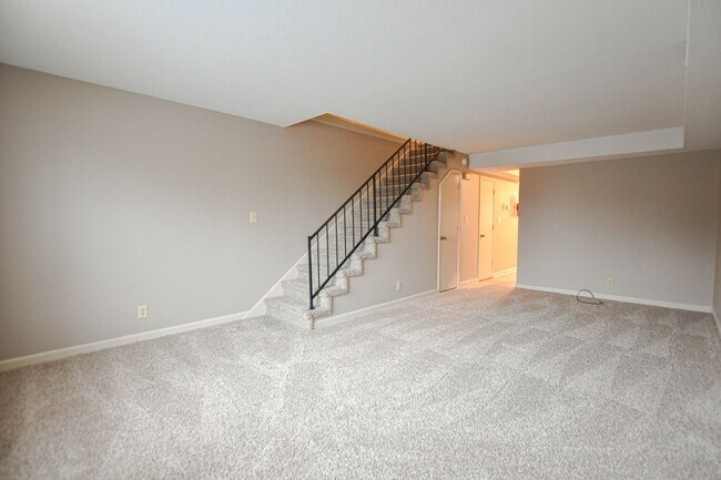 Building Photo - 1533 E Knollwood Cir