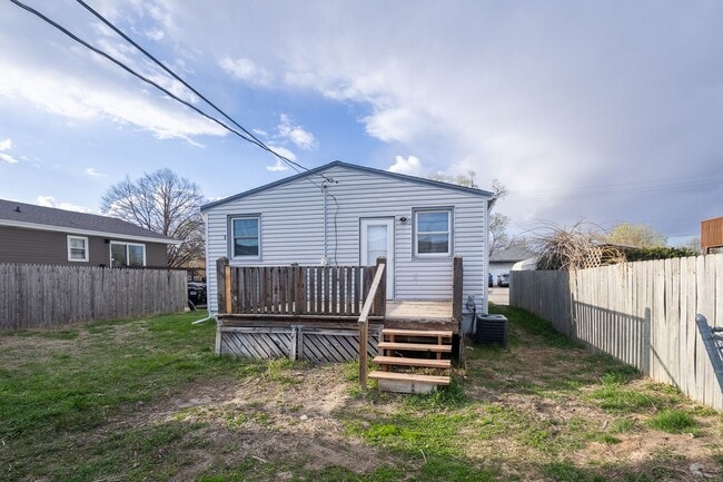 Building Photo - Renovated 1-Bedroom Home with Spacious Backyard & Washer/Dryer