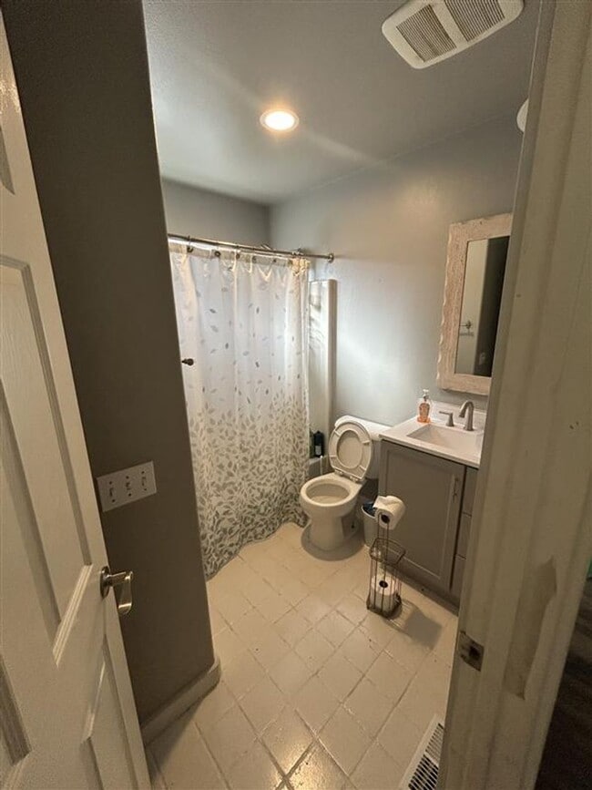 Building Photo - 211 Baker St